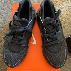 Black Huaraches. In fair condition.